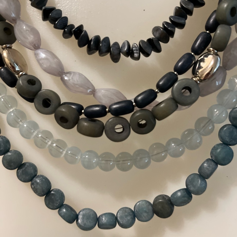 404. CHICO’S MULTI STRAND STATEMENT NECKLACE - Picture 2 of 4